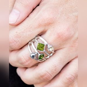 💥4/$10  Elegant Silver and Green Gemstone Ring
